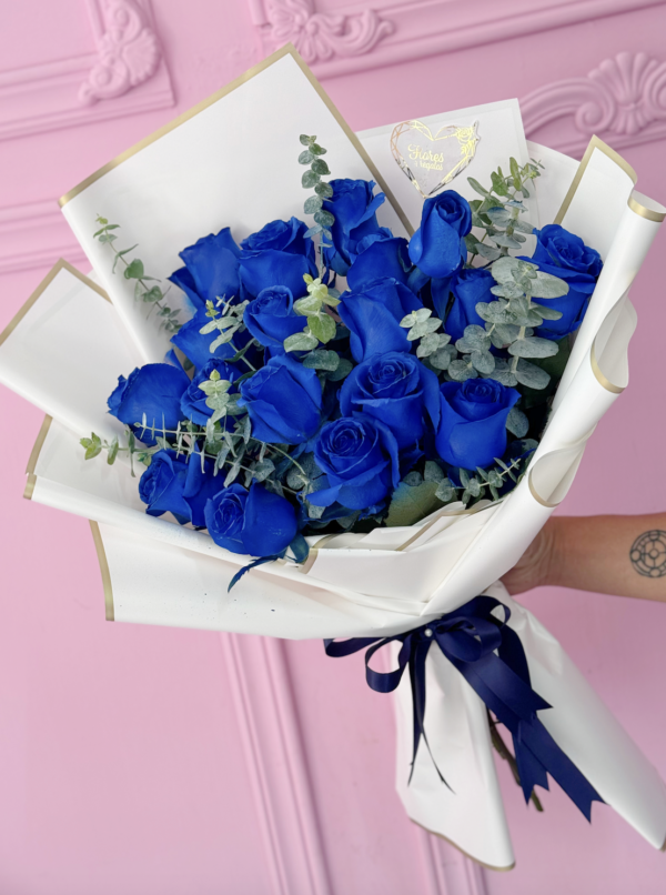 ramo de rosas azules